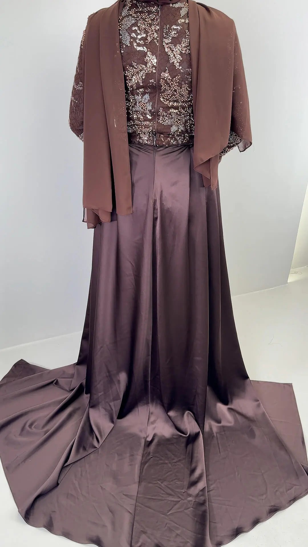 Azmia aftenkjole brun med Hijab