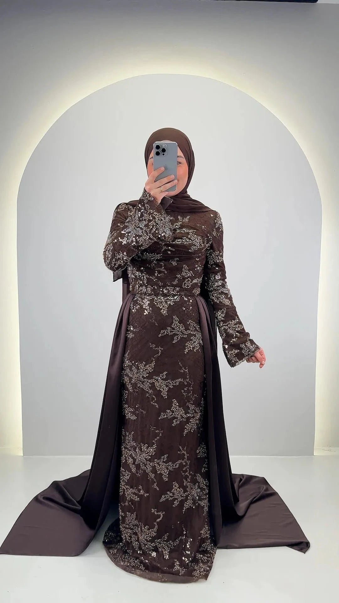 Azmia aftenkjole brun med Hijab