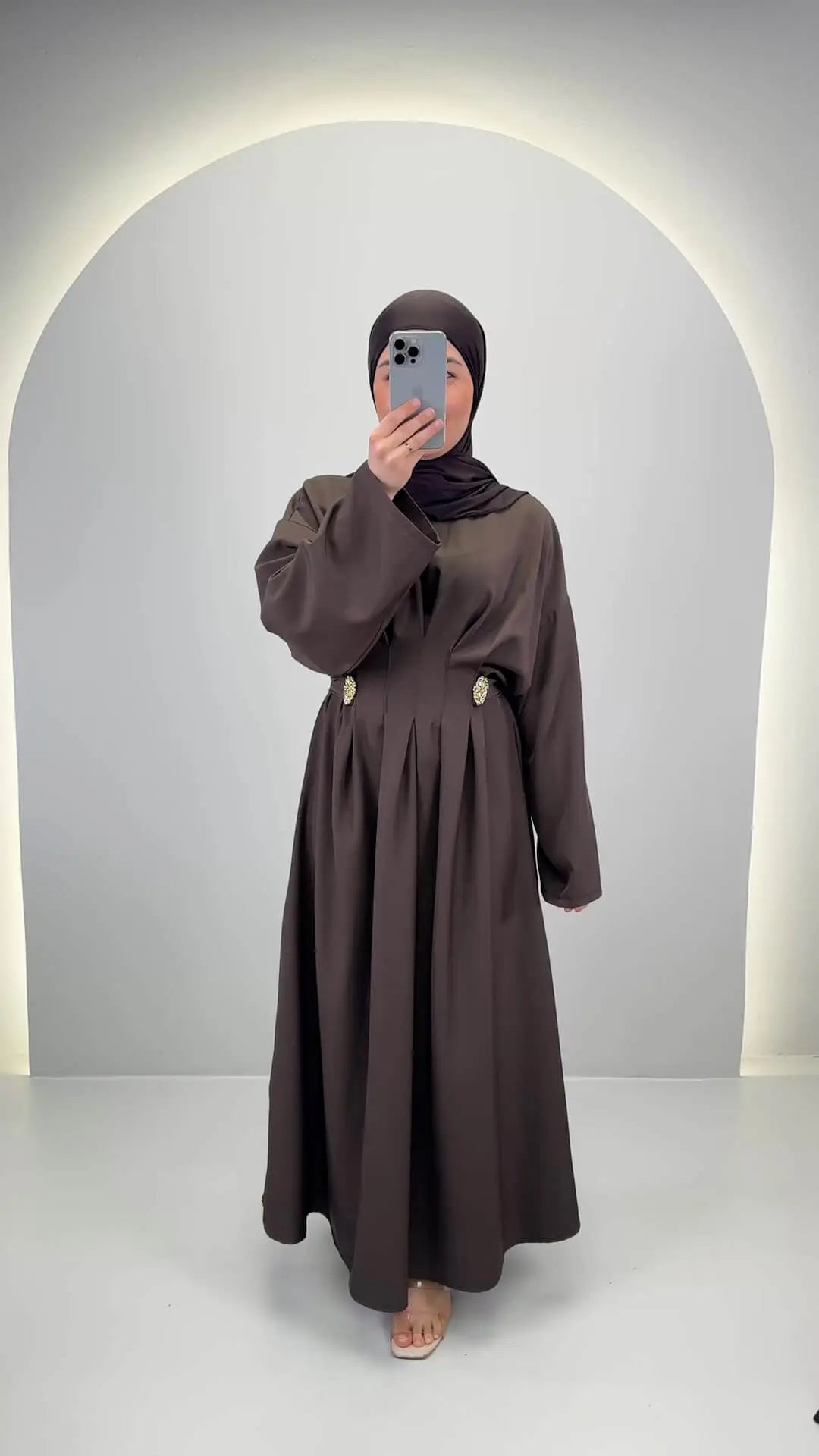 <tc>L</tc>ia Kjole Brun