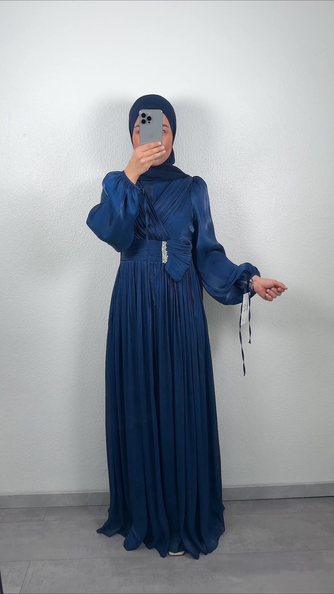 <tc>L</tc>eyna aftenkjole mørkeblå