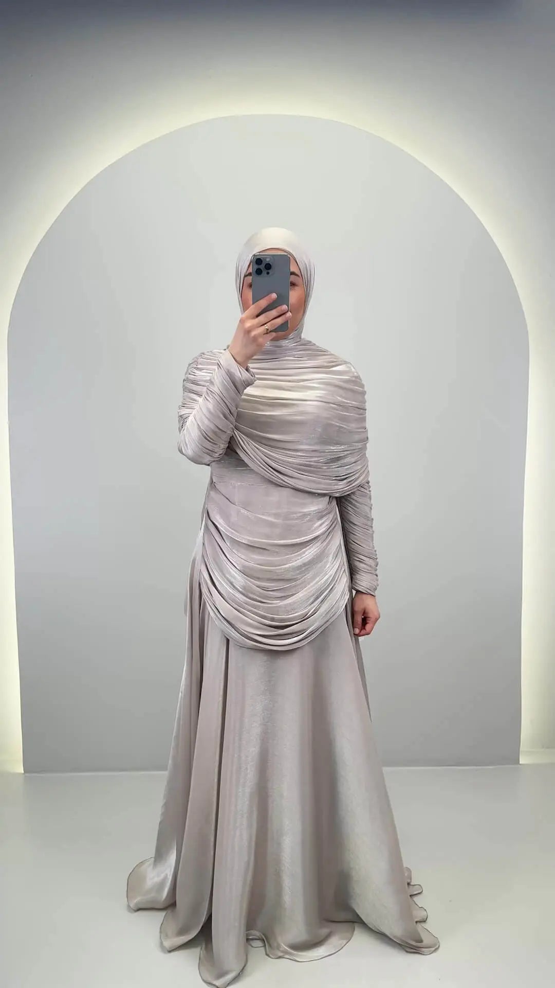 <tc>L</tc>iyan Aftenkjole Beige