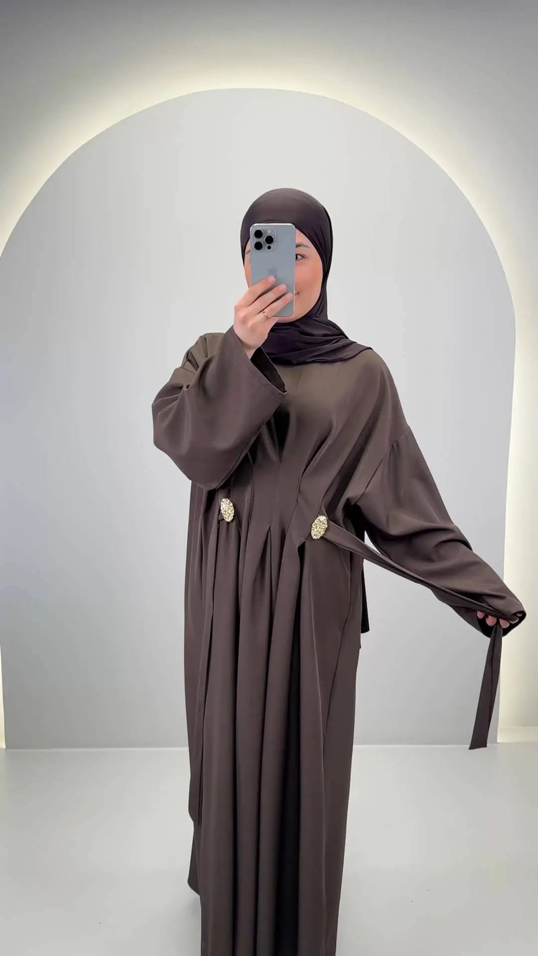 <tc>L</tc>ia Kjole Brun